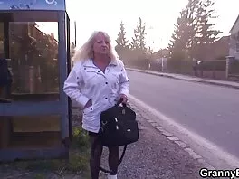 Pitkä kiekko ruskeaverikkö sormitus keittiössä video seksivideoita (Sashia)